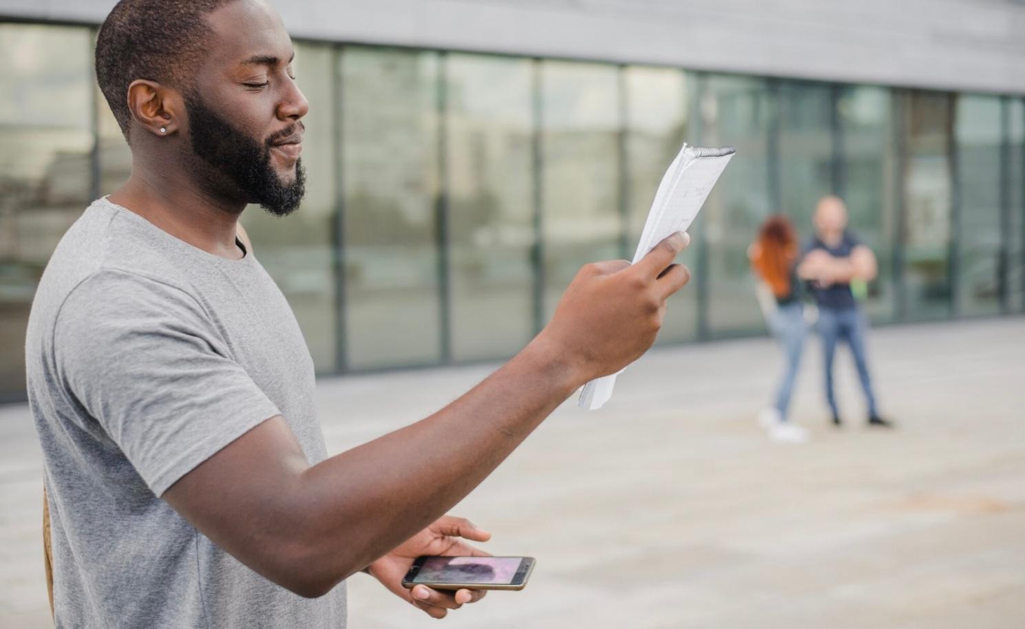 Detaillierte Finanzmodelle und Branchenvergleiche auf dem Bildschirm