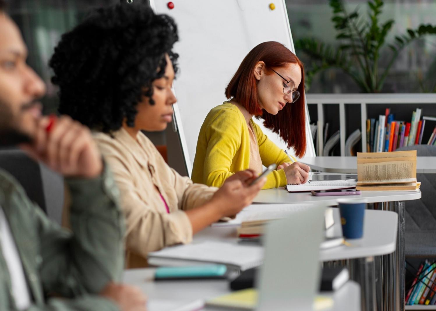 Teilnehmer bei der gemeinsamen Arbeit an Branchenanalysen