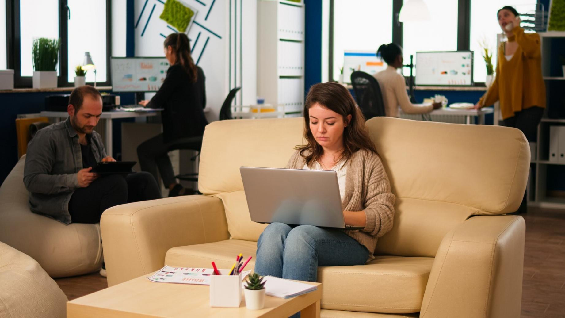 Finanzanalyst bei der Arbeit mit Branchendaten und Markttrends